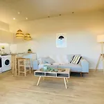 Boho Vibes Beachfront Detached House בית נופש