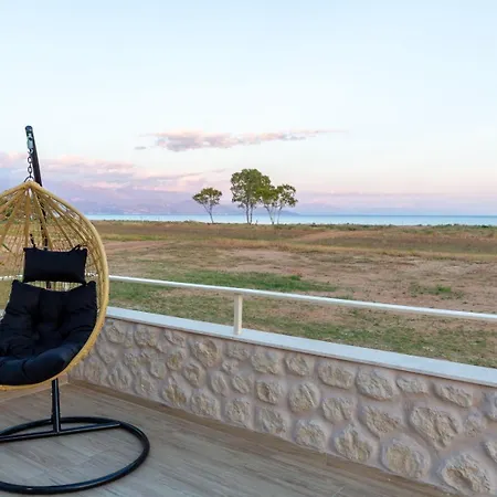 Boho Vibes Beachfront Detached House Casa de Férias